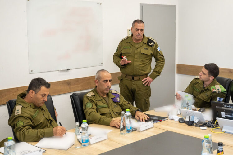 El jefe del Ejército israelí, Eyal Zamir, se reunió este viernes con comandantes para planear la expansión de sus operaciones en la Franja de Gaza, tras la aprobación por parte del gabinete de seguridad israelí de la toma de la ciudad de Gaza y el desplazamiento de su población. Foto: Fuerzas de Defensa de Israel /EFE.