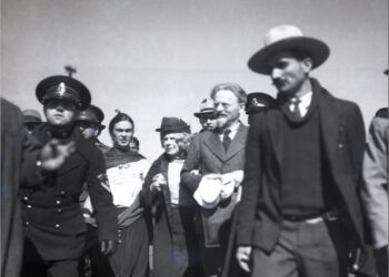 Llegada de León Trotsky y Natalia Sedova a México el 9 de enero de 1937. Fondo fotográfico Enrique Díaz, Archivo General de la Nación, México.