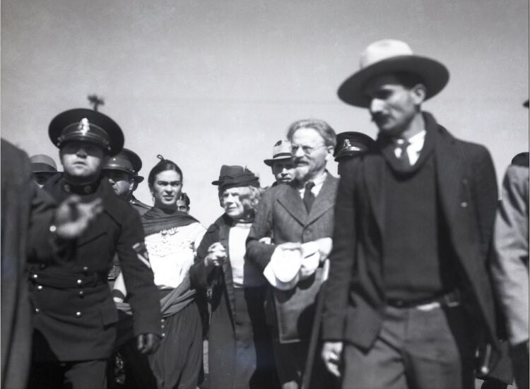 Llegada de León Trotsky y Natalia Sedova a México el 9 de enero de 1937. Fondo fotográfico Enrique Díaz, Archivo General de la Nación, México.