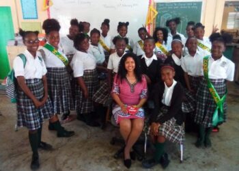 Maestra cubana con un grupo de alumnos en Bahamas. Foto: Cubaminrex / Archivo.