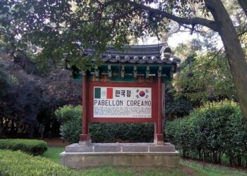 Pabellón conmemorativo donado por el gobierno de Corea a México en 2005, situado en el Bosque de Chapultepec, Ciudad de México. Foto: Emmanuel Hernández, tomado de spanish.korea.net
