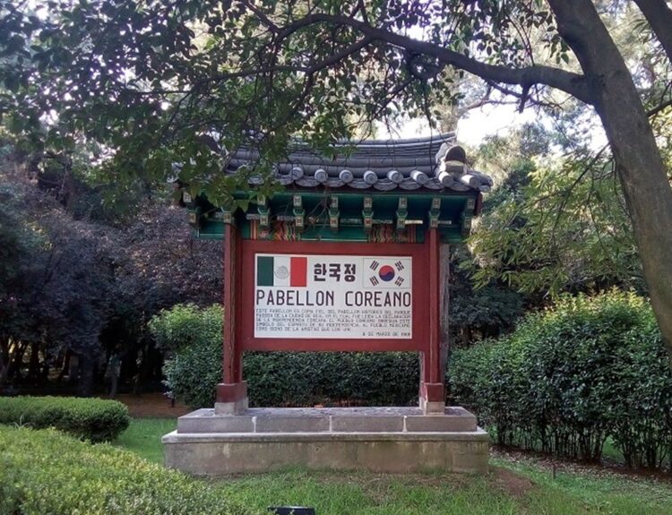 Pabellón conmemorativo donado por el gobierno de Corea a México en 2005, situado en el Bosque de Chapultepec, Ciudad de México. Foto: Emmanuel Hernández, tomado de spanish.korea.net