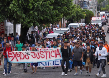 Personas caminan en una caravana migratoria con destino a Estados Unidos el miércoles 06/08/2025, en el municipio de Tapachula, estado de Chiapas (México) . Personas partieron salieron desde la frontera sur de México, en busca de llegar al norte del país, donde esperan regularizar sus documentos, ante las medidas migratorias por parte de EE.UU. Foto: EFE/ Juan Manuel Blanco