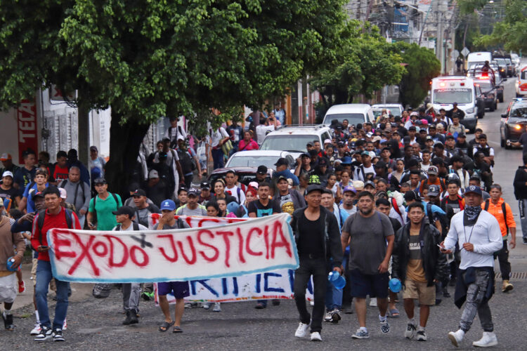 Personas caminan en una caravana migratoria con destino a Estados Unidos el miércoles 06/08/2025, en el municipio de Tapachula, estado de Chiapas (México) . Personas partieron salieron desde la frontera sur de México, en busca de llegar al norte del país, donde esperan regularizar sus documentos, ante las medidas migratorias por parte de EE.UU. Foto: EFE/ Juan Manuel Blanco