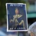 Un manifestante lleva un cartel durante una protesta "No Kings" (no a los reyes) contra el presidente Trump. Berkeley, California, 1ro de agosto de 2025. Foto: EFE/EPA/JOHN G. MABANGLO.