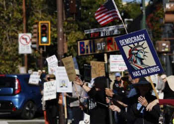 Manifestantes durante la protesta "No Kings Day" contra las políticas y acciones del presidente estadounidense Trump en Berkeley, California, EE. UU., el 1 de agosto de 2025. Foto: EFE/EPA/JOHN G. MABANGLO