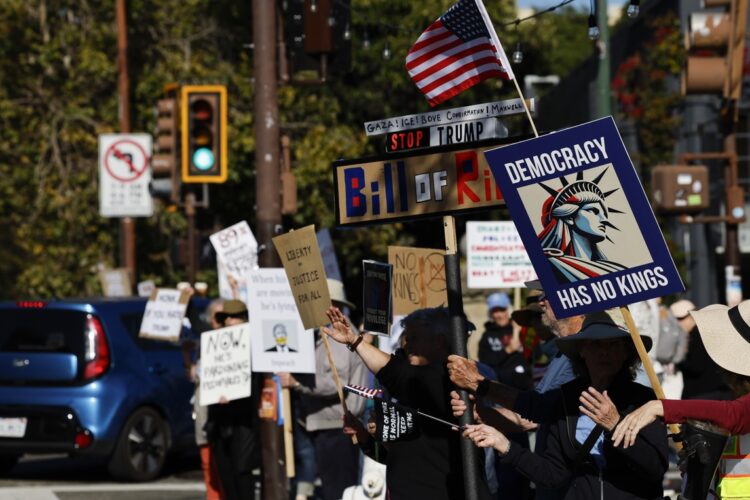 Manifestantes durante la protesta "No Kings Day" contra las políticas y acciones del presidente estadounidense Trump en Berkeley, California, EE. UU., el 1 de agosto de 2025. Foto: EFE/EPA/JOHN G. MABANGLO