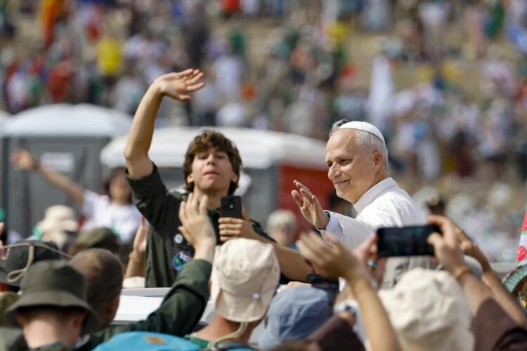 León XIV saluda durante la Santa Misa con motivo del Jubileo de la Juventud, en Tor Vergata, Roma. Foto: FABIO FRUSTACI/EFE/EPA
