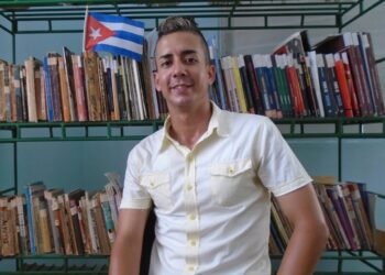 El joven periodista, profesor y realizador radial Enrique Pérez Fumero, víctima de una brutal golpiza en Santiago de Cuba. Foto: Tomada del perfil de Facebook de Enrique Fumero.