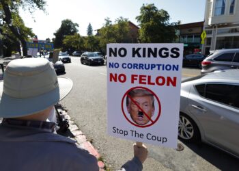 Protesta No Kings Day contra el presidente Trump, Berkeley, California, el 1 de agosto de  2025. Foto: EFE/EPA/JOHN G. MABANGLO.