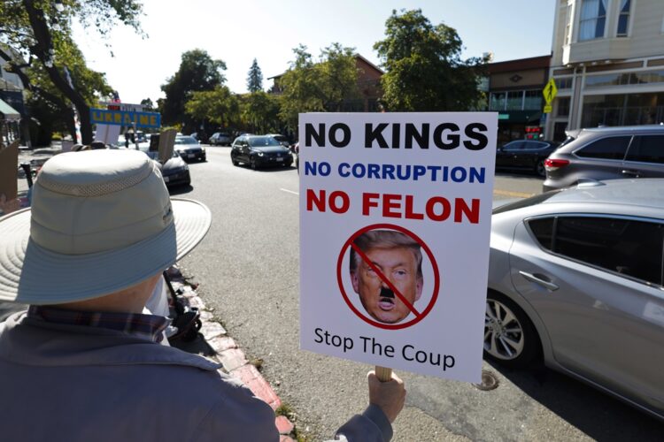 Protesta No Kings Day contra el presidente Trump, Berkeley, California, el 1 de agosto de  2025. Foto: EFE/EPA/JOHN G. MABANGLO.