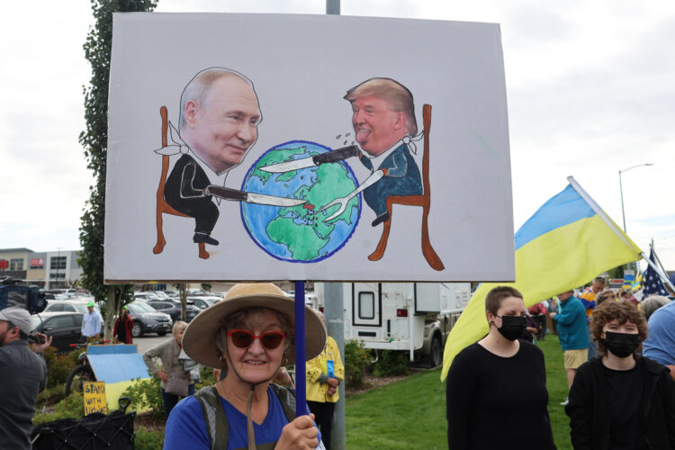 Una mujer sostiene un cartel durante una protesta este jueves, en contra de la reunión prevista entre el presidente de Estados Unidos, Donald Trump, y su homólogo ruso, Vladímir Putin en Anchorage, Alaska. Foto:  Octavio Guzmán/EFE q