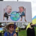 Una mujer sostiene un cartel durante una protesta este jueves, en contra de la reunión prevista entre el presidente de Estados Unidos, Donald Trump, y su homólogo ruso, Vladímir Putin en Anchorage, Alaska. Foto:  Octavio Guzmán/EFE q