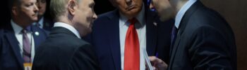 Los presidentes de EE.UU., Donald Trump, y de Rusia, Vladímir Putin, conversan antes de una conferencia conjunta el 15 de agosto de 2025 en Alaska. Foto: Gavril Grigorov / SPUTNIK / EFE / EPA / KREMLIN POOL.