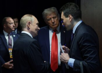 Trump y Putin conversan antes de la conferencia conjunta el pasado viernes 15 de agosto en Alaska. Foto: EFE/EPA/GAVRIIL GRIGOROV/SPUTNIK/KREMLIN POOL.