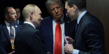 Trump y Putin conversan antes de la conferencia conjunta el pasado viernes 15 de agosto en Alaska. Foto: EFE/EPA/GAVRIIL GRIGOROV/SPUTNIK/KREMLIN POOL.