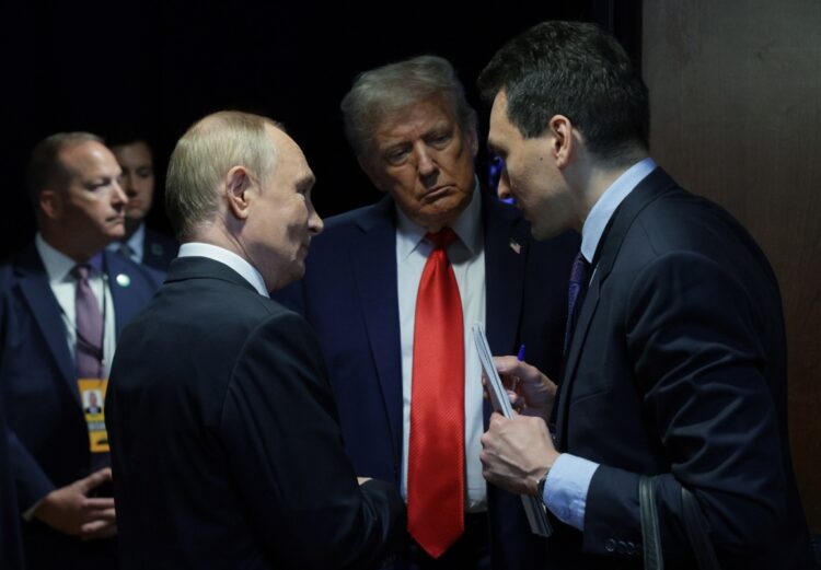 Trump y Putin conversan antes de la conferencia conjunta el pasado viernes 15 de agosto en Alaska. Foto: EFE/EPA/GAVRIIL GRIGOROV/SPUTNIK/KREMLIN POOL.
