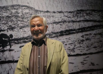 Fotografía de archivo del fotógrafo mexicano Rodrigo Moya durante la inauguración de su exposición "Periferias" en el Centro de la Imagen de Ciudad de México, en 2019. Foto: Sáshenka Gutiérrez/ EFE / Archivo.