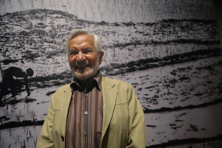 Fotografía de archivo del fotógrafo mexicano Rodrigo Moya durante la inauguración de su exposición "Periferias" en el Centro de la Imagen de Ciudad de México, en 2019. Foto: Sáshenka Gutiérrez/ EFE / Archivo.