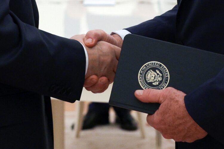Manos del presidente Putin y el enviado de Donald Trump, Steve Witkoff. Foto: GAVRIIL GRIGOROV/ SPUTNIK/EFE/EPA.