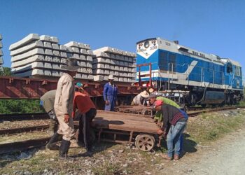 Trabajadores del ferrocarril en Cuba. Foto: Tomada del perfil de Facebook de Eduardo Rodríguez Dávila / Archivo.