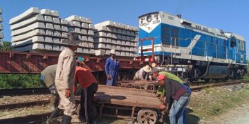 Trabajadores del ferrocarril en Cuba. Foto: Tomada del perfil de Facebook de Eduardo Rodríguez Dávila / Archivo.