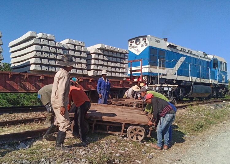 Trabajadores del ferrocarril en Cuba. Foto: Tomada del perfil de Facebook de Eduardo Rodríguez Dávila / Archivo.