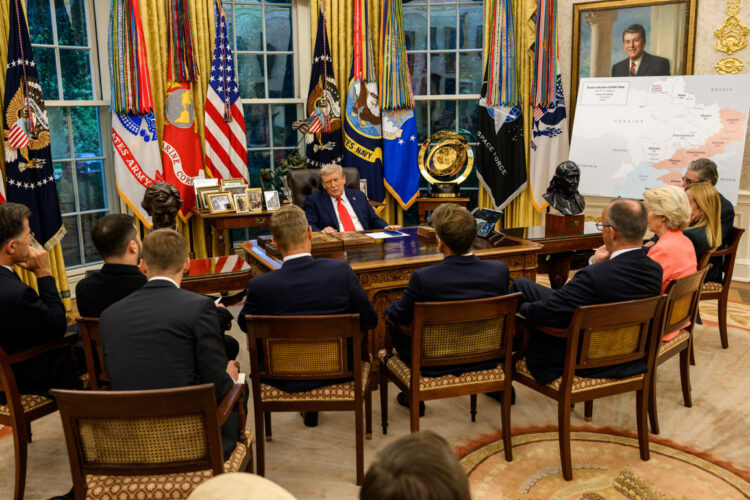 Donald Trump reunido con varios líderes europeos en el Despacho Oval de la Casa Blanca en Washington. Foto: @WhiteHouse en X.