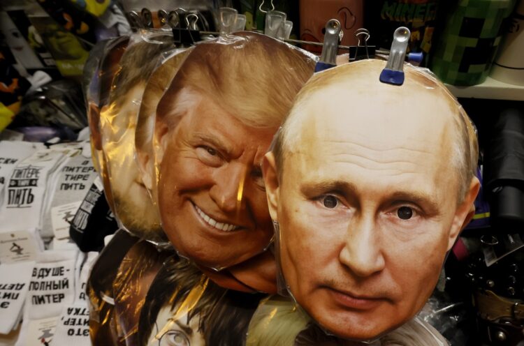 SMascaras con la imagen del presidente estadounidense Donald J. Trump (izq.) y del presidente ruso Vladimir Putin (der.) se venden en un mercado de recuerdos en San Petersburgo, Rusia, este 7 de agosto de 2025. Foto: ANATOLY MALTSEV/EFE/EPA.