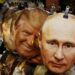 SMascaras con la imagen del presidente estadounidense Donald J. Trump (izq.) y del presidente ruso Vladimir Putin (der.) se venden en un mercado de recuerdos en San Petersburgo, Rusia, este 7 de agosto de 2025. Foto: ANATOLY MALTSEV/EFE/EPA.
