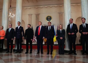 Washington (EE.UU.), 18/08/2025.- Líderes europeos posan junto a Volodymyr Zelensky y Donald Trump en la Casa Blanca, durante una reunión multilateral de apoyo a Ucrania tras el encuentro de Trump con Vladimir Putin en Alaska. Foto: EFE/EPA/AARON SCHWARTZ / POOL.