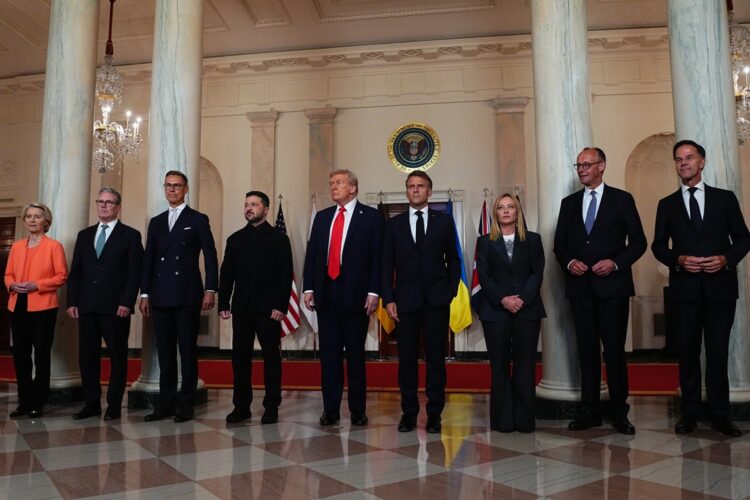 Washington (EE.UU.), 18/08/2025.- Líderes europeos posan junto a Volodymyr Zelensky y Donald Trump en la Casa Blanca, durante una reunión multilateral de apoyo a Ucrania tras el encuentro de Trump con Vladimir Putin en Alaska. Foto: EFE/EPA/AARON SCHWARTZ / POOL.