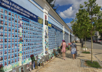 Dos personas caminan junto a un monumento conmemorativo a los soldados ucranianos. Los ucranianos esperan poner fin a la guerra mediante la diplomacia y algunos considerarían ceder temporalmente los territorios ocupados por Rusia a cambio de garantías de seguridad fiables, pero la mayoría comparte la postura del Gobierno de que no se pueden ceder zonas actualmente controladas por Ucrania a cambio de una incierta paz como exige Moscú. "Lo que temo es que Donald Trump y Vladímir Putin acuerden algo a nuestras espaldas, que luego intentarán imponernos", declaró a EFE Zoreslava Taraj, profesora de inglés en la ciudad occidental ucraniana Leópolis, en referencia a la reunión prevista entre los líderes de Estados Unidos y Rusia el viernes en Alaska. Foto: EFE/ Rostyslav Averchuk.