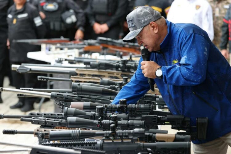 Diosdado Cabello dijo que todas las fronteras que el país comparte con Colombia "están resguardadas, cuidadas al extremo" por fuerzas policiales y militares, aunque, añadió, no puede decir lo mismo del lado colombiano. Foto: Ministerio De Interior, Justicia Y Paz de Venezuela/EFE.