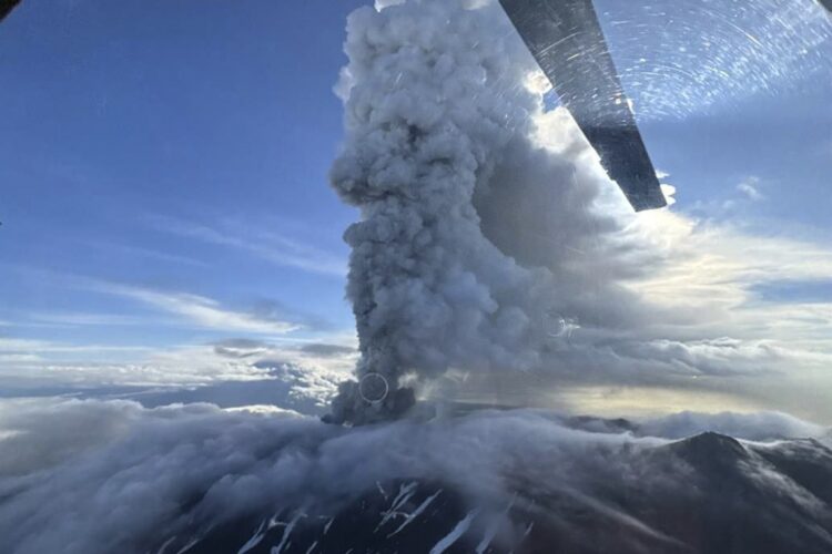 Volcán Krasheninnikov arrojando humo y ceniza durante una erupción en el Territorio de Kamchatka, Rusia, el 03 de agosto de 2025. Foto: INSTITUTO DE VULCANOLOGÍA Y SISMOLOGÍA/EFE/EPA.