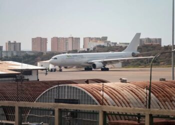 Un avión en el Aeropuerto Internacional de Maiquetía Simón Bolívar, en La Guaira, Venezuela. Foto: Ronald Peña/EFE.