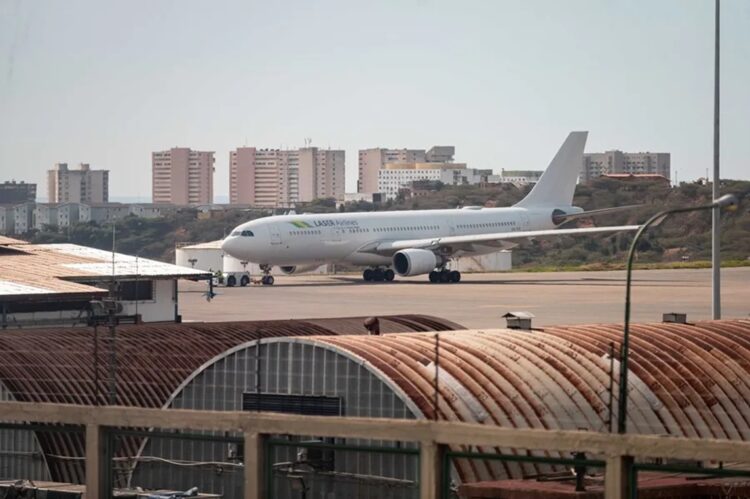 Un avión en el Aeropuerto Internacional de Maiquetía Simón Bolívar, en La Guaira, Venezuela. Foto: Ronald Peña/EFE.