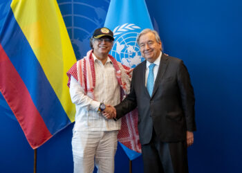 El presidente de Colombia, Gustavo Petro, kufiya sobre los hombros, se entrevista en Nueva York con Antonio Guterres, secretario general de la ONU. Foto: EFE/Laura Jarriel