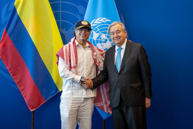 El presidente de Colombia, Gustavo Petro, kufiya sobre los hombros, se entrevista en Nueva York con Antonio Guterres, secretario general de la ONU. Foto: EFE/Laura Jarriel
