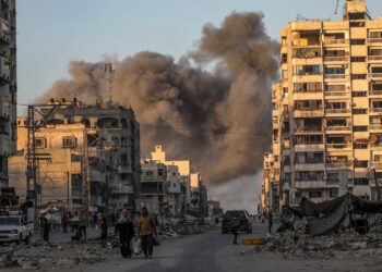 Escena de la ciudad de Gaza en pleno bombardeo israelí. Foto: EFE/EPA/MOHAMMED SABER