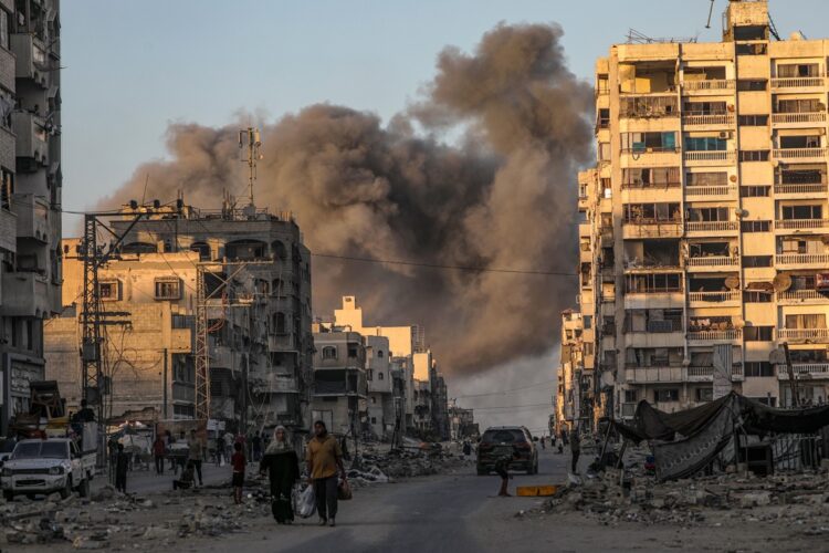 Escena de la ciudad de Gaza en pleno bombardeo israelí. Foto: EFE/EPA/MOHAMMED SABER