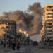 Escena de la ciudad de Gaza en pleno bombardeo israelí. Foto: EFE/EPA/MOHAMMED SABER