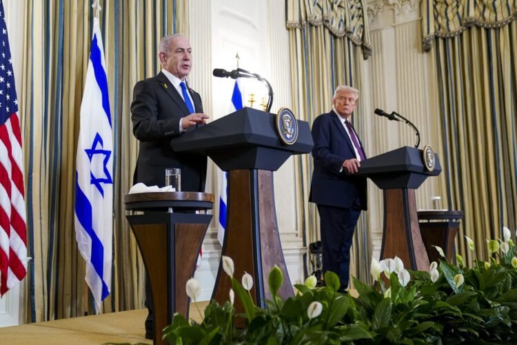 El presidente de EE.UU,  Donald Trump (D) y el primer ministro de Israel, Benjamin Netanyahu, participan en una conferencia de prensa este lunes en la Casa Blanca, en la que anuncian el plan para Gaza. Foto: EFE/EPA/WILL OLIVER / POOL