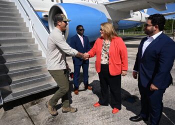 La  gobernadora Jenniffer González (c), y el primer caballero, José Yovín Vargas (d), saludando al secretario de Guerra de Estados Unidos, Pete Hegseth, a su llegada a la Base Aérea Muñiz este lunes. Foto:  EFE/ Gobernación de Puerto Rico