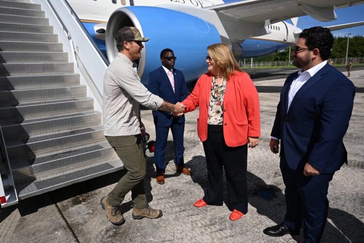 La  gobernadora Jenniffer González (c), y el primer caballero, José Yovín Vargas (d), saludando al secretario de Guerra de Estados Unidos, Pete Hegseth, a su llegada a la Base Aérea Muñiz este lunes. Foto:  EFE/ Gobernación de Puerto Rico