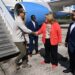 La  gobernadora Jenniffer González (c), y el primer caballero, José Yovín Vargas (d), saludando al secretario de Guerra de Estados Unidos, Pete Hegseth, a su llegada a la Base Aérea Muñiz este lunes. Foto:  EFE/ Gobernación de Puerto Rico
