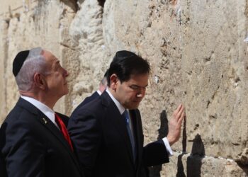 El secretario de Estado de EE.UU, Marco Rubio (d) ante el Muro de las Lamentaciones, en Jerusalén, junto al primer ministro de Israel, Benjamín Netanyahu, el 14 de septiembre de 2025. Foto: Abir Sultan / EFE / EPA.