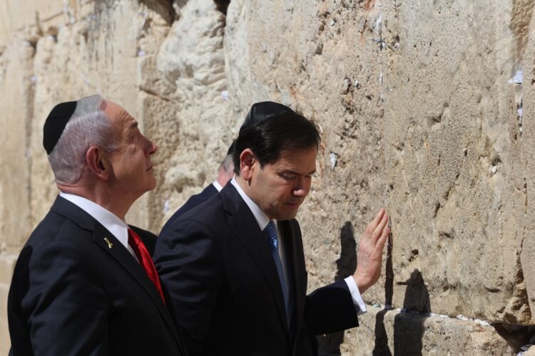 El secretario de Estado de EE.UU, Marco Rubio (d) ante el Muro de las Lamentaciones, en Jerusalén, junto al primer ministro de Israel, Benjamín Netanyahu, el 14 de septiembre de 2025. Foto: Abir Sultan / EFE / EPA.