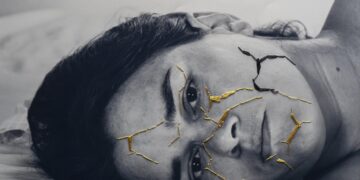 “Kintsugi”, 2023. Bordado sobre fotografía. 30 x 27 cm. La Habana, Cuba.