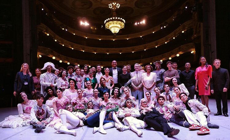 Una foto de la Compañía tras su actuación en el Teatro Real de Copenhague. Foto: Ballet Nacional de Cuba - BNC oficial.